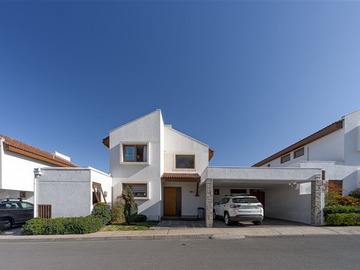Casa en venta en Alvaro Casanova - Condominio Cumbres, Peñalolén - 4 dormitorios, 4 baños