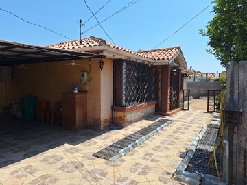 Casa en venta en A cuadras de estación de metrotren paine, Paine - 4 dormitorios, 2 baños