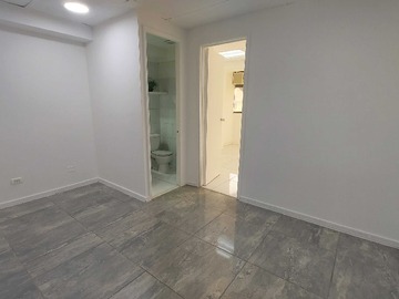 Oficina en venta en Rebajada! metro los leones, impecable, 32m2 (171695), Providencia - 1 baño