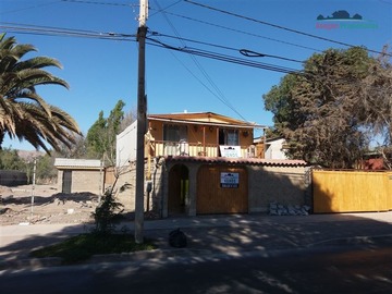 Casa en venta en Casa con amplio terreno en Avenida Los Carrera., Copiapó - 5 dormitorios, 2 baños