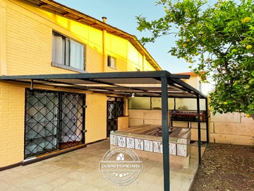 Casa en venta en Vendecasa de Dos Pisos en la Florida - 3 dormitorios, 2 baños