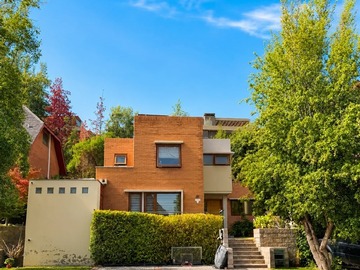 Casa en venta en Casa mediterránea en condominio. No perimetral a pasos UDD, Las Condes - 4 dormitorios, 3 baños