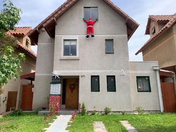 Casa en arriendo mensual en Casa de 3 Pisos con Piscina en Condominio las Malvas - Peñalolén - 4 dormitorios, 4 baños