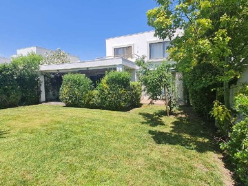 Casa en arriendo mensual en Condominio cerrado, colegios, piscina (183688), Colina - 3 dormitorios, 3 baños