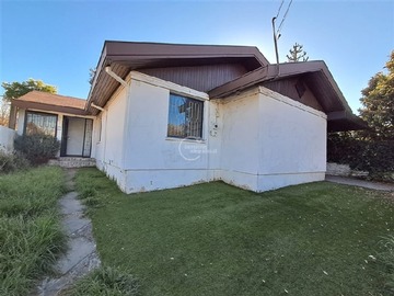 Casa en venta en Erika / Camino El Alba, Las Condes - 4 dormitorios, 3 baños