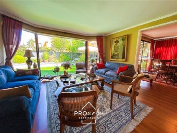 Casa en venta en Avenida la Plaza, Las Condes - 5 dormitorios, 4 baños