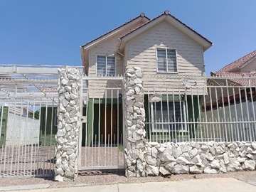 Casa en venta en Bella Casa Amplia Avda los Halcones 4ta Etapa, Larapinta Lampa - 3 dormitorios, 3 baños