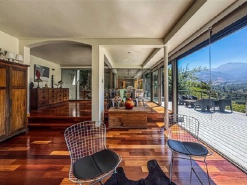 Casa en venta en Moderna casa con increíble vista en condominio Golf Lomas de la Dehesa, Lo Barnechea - 5 dormitorios, 3 baños
