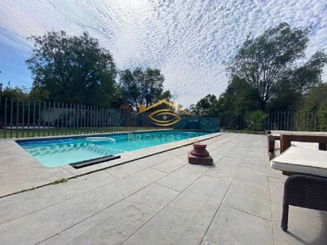 Casa en arriendo mensual en Casa Amplia con Quincho, Piscina, Jardín, Fogón. (178049), Colina - 5 dormitorios, 5 baños