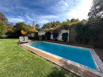 Casa en arriendo mensual en Casa Casa con piscina En Condominio (no Perimetral) -terreno 713m2, Las Condes - 4 dormitorios, 4 baños