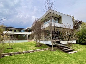 Casa en arriendo mensual en avenida chicureo 8100, Colina - 5 dormitorios, 3 baños