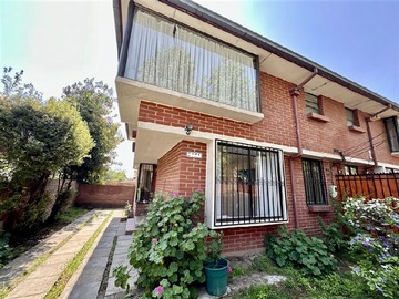 Casa en venta en Volcan Aconcagua, Peñalolén - 4 dormitorios, 2 baños