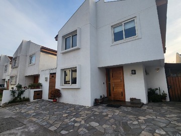 Casa en venta en El Sauce 1282, Huechuraba - 4 dormitorios, 4 baños