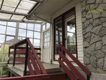 Casa en venta en Amplia casa de 342 m2 con dpto subterráneo a pasos del centro, Puerto Montt - 4 dormitorios, 4 baños