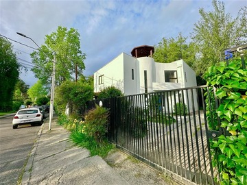 Casa en venta en Novalis 5872, Peñalolén - 3 dormitorios, 4 baños