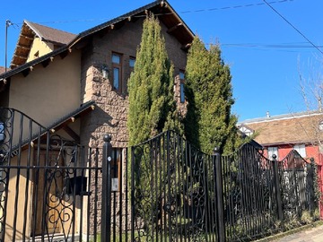 Casa en venta en Avenida Los Claveles 210, San Pedro de la Paz - 4 dormitorios, 3 baños