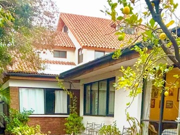 Casa en venta en Los dominicos, Las Condes - 5 dormitorios, 4 baños