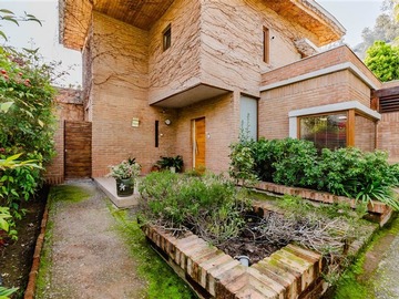 Casa en venta en Condominio Los Almendros, Huechuraba - 6 dormitorios, 5 baños