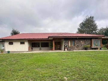 Casa en venta en Vendo gran casa en parcela sector momberg (157402), Padre Las Casas - 5 dormitorios, 3 baños