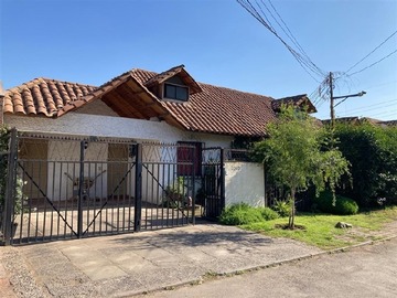 Casa en venta en Las Águilas/Violeta Cousiño, Peñalolén - 4 dormitorios, 2 baños