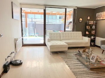 Departamento en venta en Amplio depto de tres niveles con jardín. La dehesa, Lo Barnechea - 3 dormitorios, 4 baños
