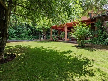 Casa en venta en Camino del Pregonero y El Huinganal, Lo Barnechea - 4 dormitorios, 4 baños