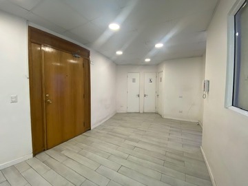 Oficina en venta en Vendemos espectacular oficina - alameda 949 - piso 5, Santiago - 1 dormitorio, 2 baños