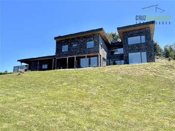 Casa en venta en Rancho Lomas Verdes, Puerto Varas - 4 dormitorios, 4 baños