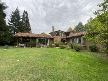 Casa en venta en A pasos del Colegio Alemán, Chillán - 7 dormitorios, 4 baños
