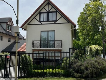 Casa en venta en Santa Paula 1700 san Carlos de Apoquindo las Condes, Las Condes - 5 dormitorios, 4 baños