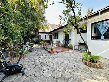 Casa en venta en Barrio Pueblito Los Dominicos, Las Condes - 4 dormitorios, 3 baños