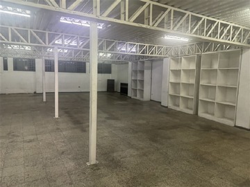 Bodega en arriendo mensual en Metro Cerro Blanco, Recoleta - 4 baños