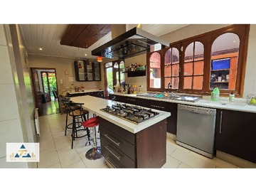 Casa en venta en Camino Otoñal con Fco. Bulnes Correa, Las Condes - 6 dormitorios, 5 baños
