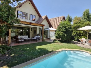 Casa en venta en Preciosa casa en condominio 4d+3b el otoñal, Peñalolén - 4 dormitorios, 3 baños