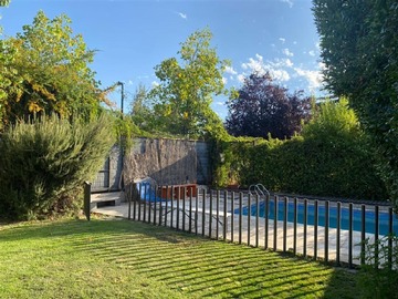 Casa en venta en Casa en condominio, bajísimos gastos comunes, colegio Monte Tabor y Santiago College, Lo Barnechea - 3 dormitorios, 3 baños