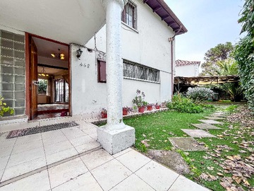 Casa en venta en En Ñuñoa - 5 dormitorios, 4 baños