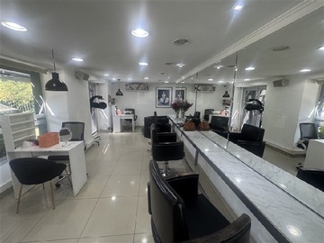 Local Comercial en arriendo mensual en Las Tranqueras con Las Hualtatas, Vitacura - 3 baños