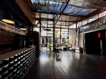 Local Comercial en arriendo mensual en Amplia casa de uso comercial, con inmejorable ubicación. Patente de restaurante diurna y nocturna. Equipamiento y menaje. Román Díaz/Providencia. Metro Manuel Montt, Providencia - 16 baños