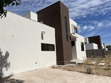 Casa en venta en Condominio Los Atacameños, Colina - 4 dormitorios, 3 baños