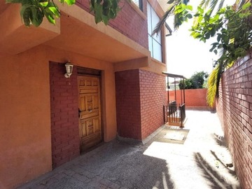 Casa en venta en Av. Lo Barnechea N°1898 Sitio 68, Lo Barnechea - 5 dormitorios, 4 baños