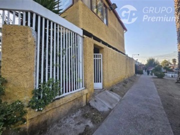 Casa en venta en Hermosa casa de esquina, grandes espacios para grandes proyectos, Quilicura - 3 dormitorios, 3 baños