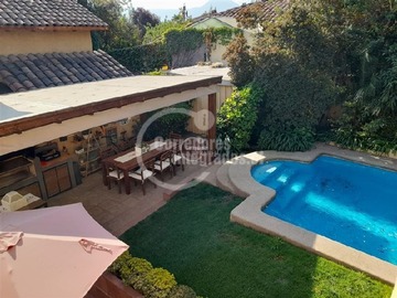 Casa en venta en Colina Miravalle, Las Condes - 4 dormitorios, 4 baños