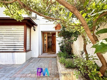 Casa en venta en Candelaria Goyenechea con Bartolome de las casas, Vitacura - 3 dormitorios, 3 baños