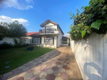 Casa en venta en Amplio jardín con piscina.., Las Condes - 5 dormitorios, 4 baños