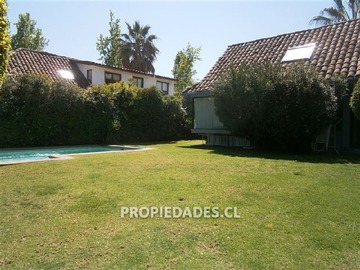 Casa en venta en Carlos Peña Otaegui / Las Condesas, Las Condes - 4 dormitorios, 3 baños