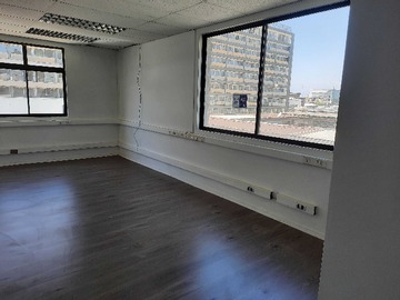 Oficina en arriendo mensual en San Diego, grandes espacios (82565), Santiago - 2 baños