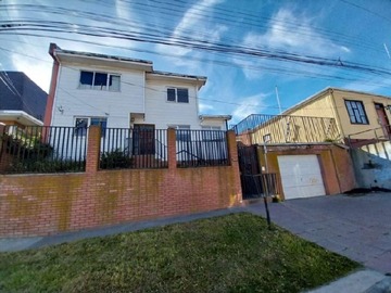 Casa en venta en Vendo casa 5d 2b, 375 m2, sector cerro la cruz, Punta Arenas - 5 dormitorios, 2 baños