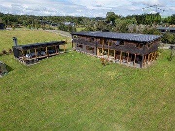 Casa en venta en Condominio km 8 camino a Ensenada, Puerto Varas - 5 dormitorios, 5 baños