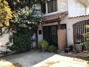 Casa en venta en Avenida Tobalaba con Avenida Larraín, La Reina - 4 dormitorios, 3 baños
