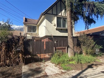 Casa en venta en Casa en venta de 5 dorm y piscina en peñalolén, Peñalolén - 5 dormitorios, 3 baños